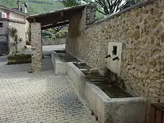 Fontaine et lavoir du début du XXe&nbsp;siècle.