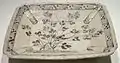Plat rectangulaire. Type shino peint, arbre en feuilles sur un rocher. Début XVIIe&nbsp;siècle. Dayton Art Institute