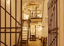 Étage intermédiaire et étage inférieur de la tourelle de 75 mm (fort d'Uxegney, près d'Épinal).