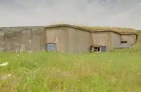 Casemate en bon état à Uxegney, avec deux créneaux d'artillerie et le créneau d'observation.