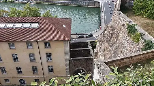 Passage entre le fort St-Jean à droite et le Grenier d'abondance à gauche, pont Kœnig en face.