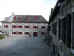 Entrepôts et magasin à poudre, baraquements des soldats.