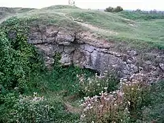 Couches de béton sur les dessus du fort de Douaumont, fracturées par les coups de l'artillerie.