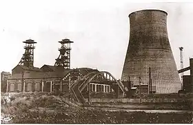 La fosse Heurteau vers 1960. Le puits no&nbsp;2 est à gauche, le puits no&nbsp;1 à droite.