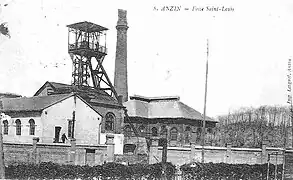 La fosse Saint-Louis, et son terril en arrière-plan.