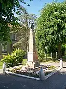 Le monument aux morts, sur la Grande-Rue.