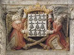 Écusson de Bretagne en bannière, entouré d'une cordelière et soutenu par deux anges.