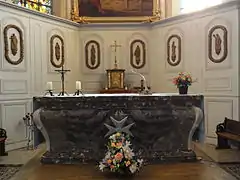 L'église, détail des boiseries du chœur.