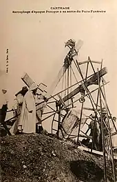 Représentation sur une carte postale de l'exhumation d'un sarcophage pendant des fouilles archéologiques.