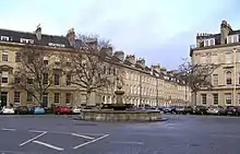 photo. Vue d'une partie de Laura place, à Bath, en hiver, avec au centre une fontaine et 3 arbres défeuillés