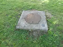 La tête de puits matérialisée.