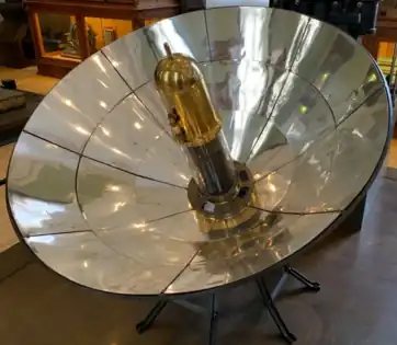 Four solaire d'Augustin Mouchot et Abel Pifre, vers 1880. Modèle au 1/3 (photo après restauration / avant). Conservatoire national des arts et métiers, Paris,.