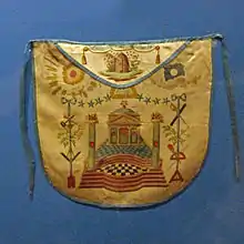 Tablier maçonnique avec les colonnes Jakin et Boaz.