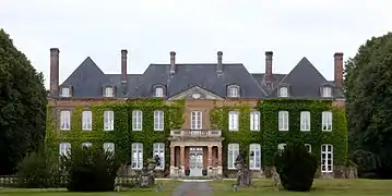 Le château de Luc Besson à La Trinité-des-Laitiers