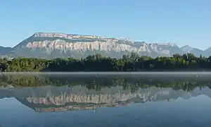 Le mont Saint-Eynard depuis le lac de la Taillat à Meylan.