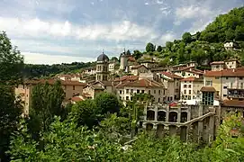 Le village et le clocher de l'église.