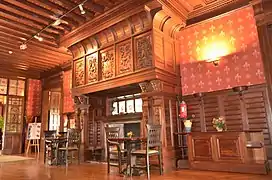 Cheminée principale.