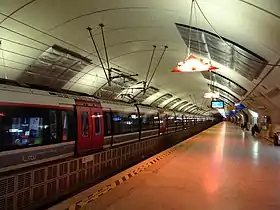 Une rame Z 50000 surl'une des deux voies centrales.