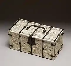 Coffret en ivoire avec des scènes de romances élaboré à Paris entre 1330 et 1350 (Walters Art Museum, Baltimore, États-Unis).