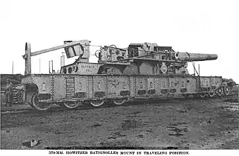 Artillerie lourde sur voie ferrée française en 1917, un canon de 370&nbsp;mm sur un wagon Batignolles (Obusier de 370 modèle 1915&nbsp;(en)).