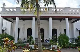 L'Hôtel Lagrenée de Mézières, rue Romain Rolland.
