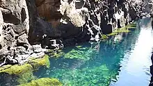 Brèche du relief appelée grieta en espagnol, piscine naturelle d'eau douce, à 1 km au sud de la ville.