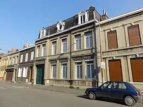 Rue dans laquelle sont implantées les plaques, les puits sont situés dans les jardins.