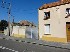 La borne du puits no&nbsp;1 dans son environnement.