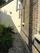 La plaque d'identification du puits no&nbsp;3 dans son environnement.