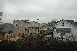 Maisons vues du train.