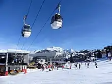 Vue de remontées mécaniques en hiver.