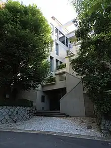 un bâtiment en béton au milieu d'arbres
