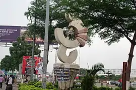 Statue érigée à l'entrée.