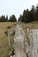 Le sillon droit gravé sur le dessus indique que la frontière continue en ligne droite des deux côtés jusqu'à la prochaine borne.