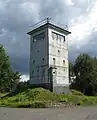 Une Führungsstelle ou Kommandoturm, une tour de 6&nbsp;m possédant un poste d'observation et un centre de commandement