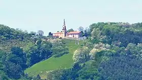 Le sanctuaire vu depuis Hendaye, en France.