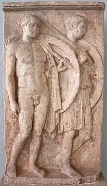 Persistance du classicisme polyclétéen: Stèle funéraire des soldats Chairédèmos (à gauche, figuré en soldat-athlète / nudité héroïsante) et Lyséas (figuré simplement en soldat, à droite). Marbre H. 1,81&nbsp;m.Après 409 (?). Le Pirée