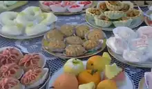 photo en couleurs d'assiettes de patisseries disposées en quinconce.