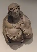 Génie aux fleurs. Monastère de Tapa-Kalan. Hadda IIIe - IVe siècle Stuc. H. 55cm. Musée Guimet.