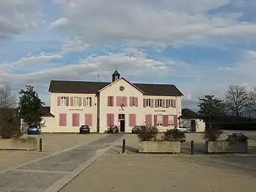 Mairie, salle communale et école Lasserre.