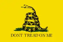 Gadsden flag et Join, or Die : deux drapeaux emblématiques de la révolution, représentés dans le jeu.