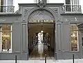 No&nbsp;30 : entrée, rue Boissy-d'Anglas, de la galerie de la Madeleine.