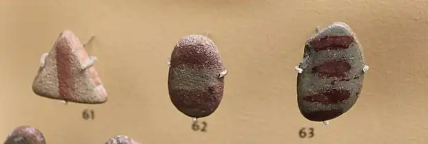 Galets peints- Musée d'archéologie nationale.