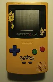 Photo d'une console Game Boy Color illustrée avec des images de Pikachu et Pichu.