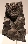 Visage de Vajrapani avec vajra et un moine. Gandhara IIe / Ve&nbsp;siècle. Asian art in the Indianapolis Museum of Art