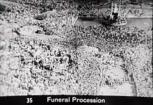 Le 30 janvier, en Inde, est une journée nationale des martyrs qui commémore la date de l'assassinat du Mahatma Gandhi (photo du cortège funèbre).