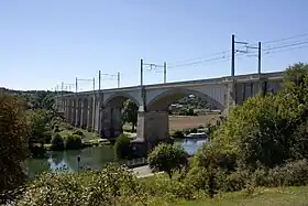 Le viaduc de Saint-Mammès vu depuis la rive droite du Loing.