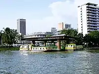 Des bateaux-bus à la gare lagunaire du Plateau.