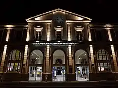 Façade du bâtiment voyageurs,vue de nuit.