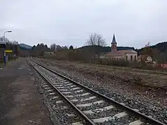 Voie unique, halte et village.